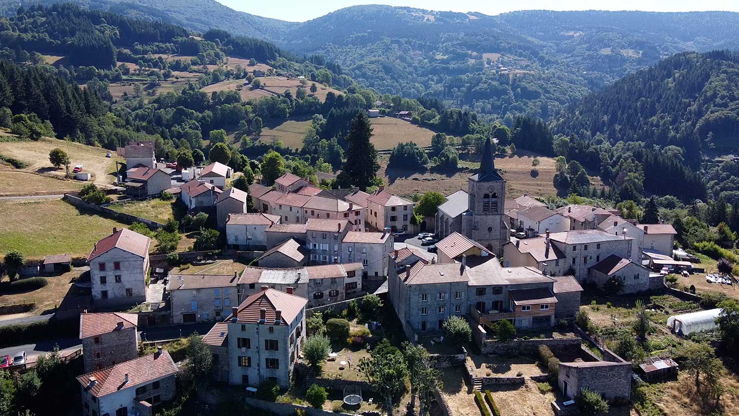 Vue aérienne du village de Valcivières dans le Forez